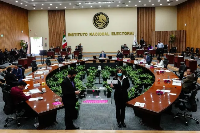 Apoya AMLO que una mujer presida el INE