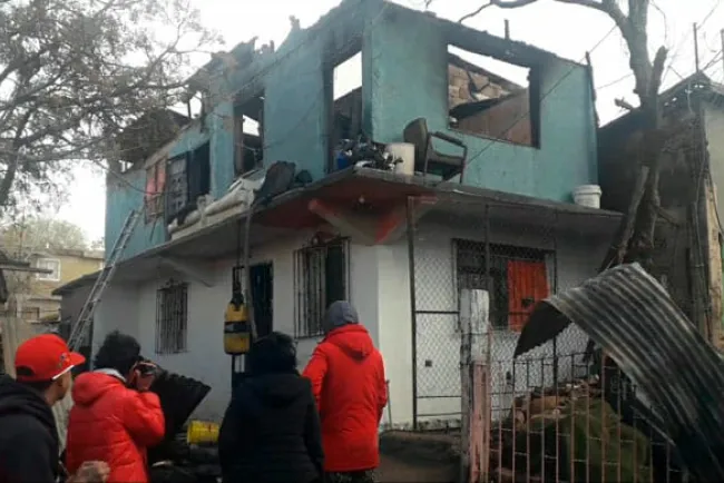 Consume fuego vivienda en sector Pueblo Nuevo