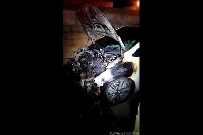 Fuego destruye automóvil en residencial