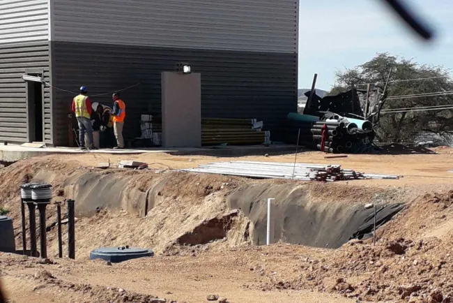 Queda trabajador enterrado en derrumbe en obra de construcción