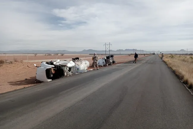 Vuelca camión cargado de combustible en carretera AP - Cananea