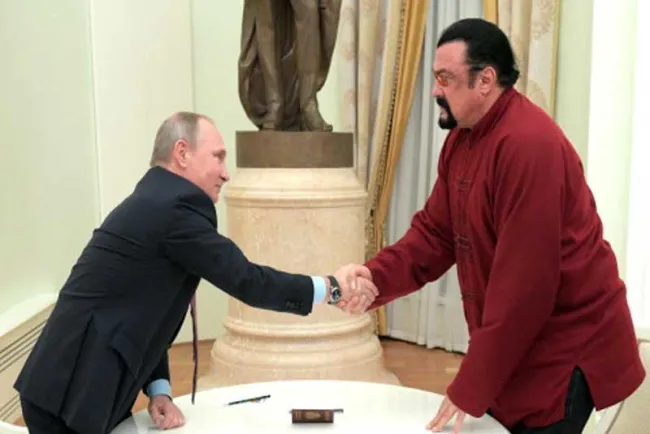 Condecora Vladimir Putin a Steven Seagal actor estadunidense