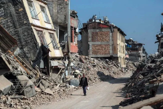 Nuevo sismo en Turquía derriba construcciones; reportan 1 muerto y 69 heridos
