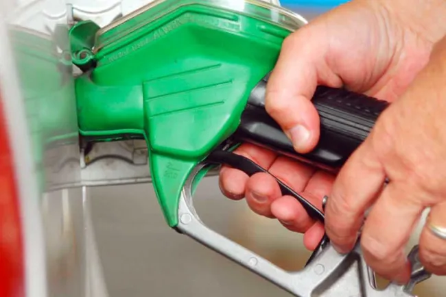 Huye sujeto sin pagar después de llenar el tanque