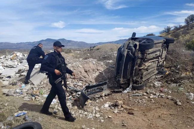 Vuelcan tres personas en vehículo; sufrieron lesiones graves