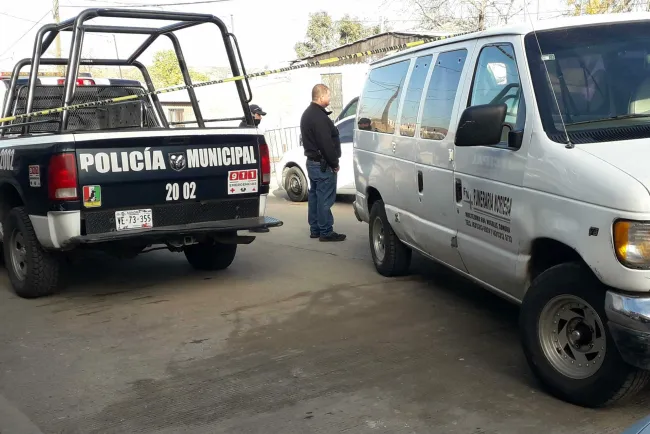 Encuentran a mujer sin vida en la vía pública