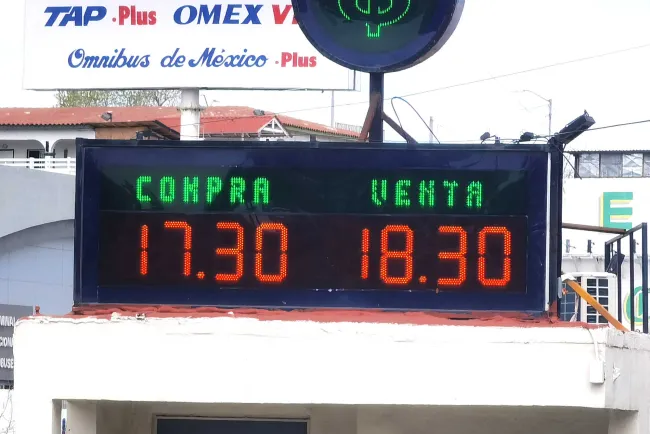 Cae dólar hasta 18 pesos por uno en el fin de semana