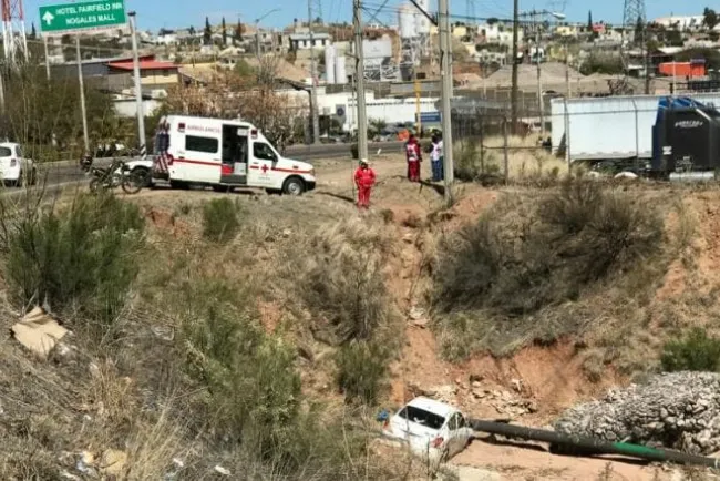 Taxista pierde el control y cae a barranco