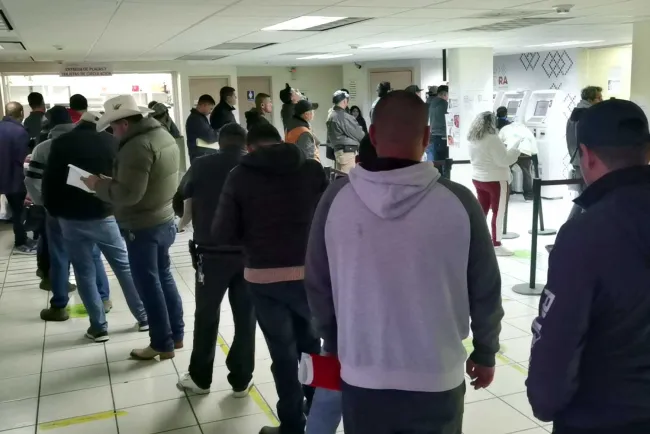 Acuden nogalenses a pagar sus placas en la Agencia Fiscal