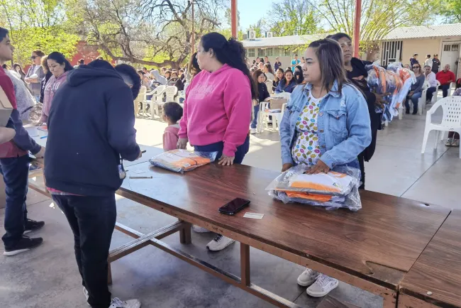 Realizan entrega de uniformes escolares en Ímuris
