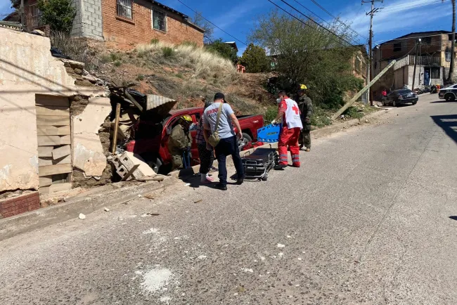 Derriba conductora parte de vivienda tras choque