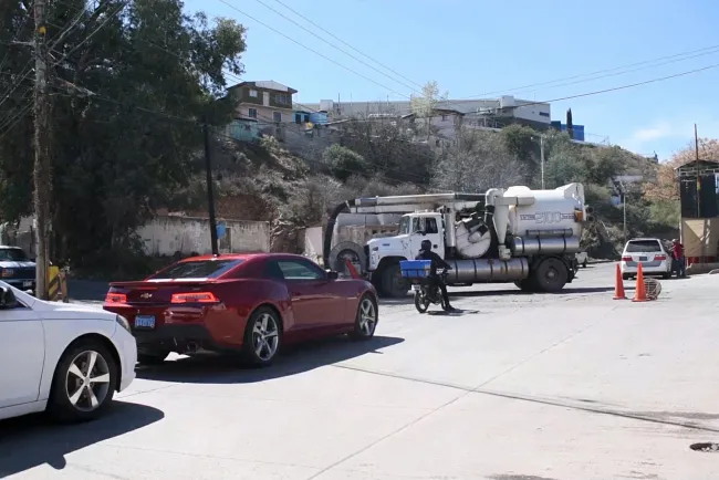 Reparan brote de aguas negras en la 5 de Febrero