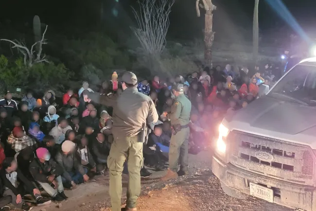 Interceptan a grupos de migrantes en Arizona