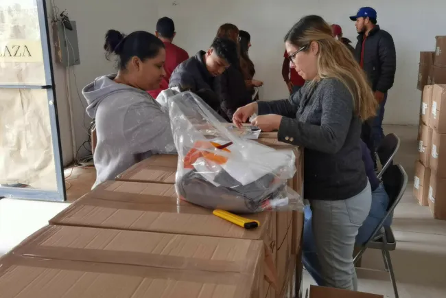 Entrega de uniformes continúa en Nogales