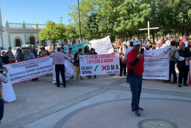 Jubilados y pensionados del SNTE Sección 28 se manifiestan