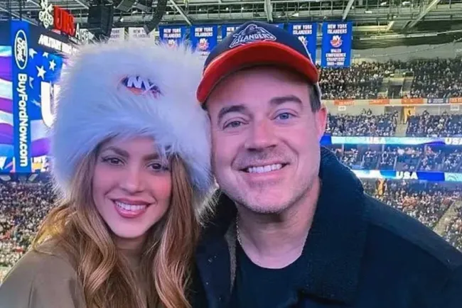 Salen rumores de romance entre Shakira y Carson Daly, conductor de 'The Voice'