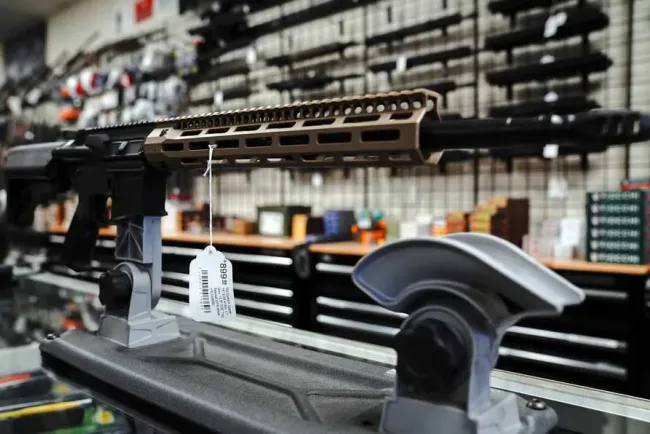 Fortalece Joe Biden trámites para compradores de armas