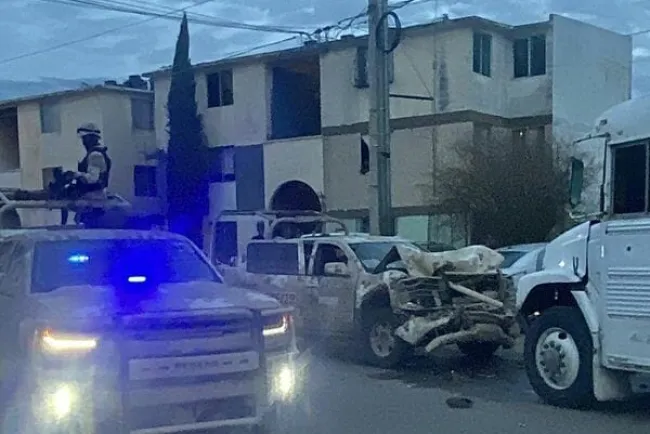 Choca vehículo militar tras persecución; hay dos elementos graves