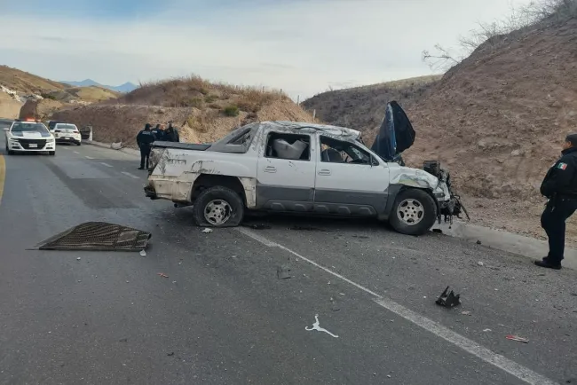 Pierde la vida en volcamiento; compañero con heridas de gravedad