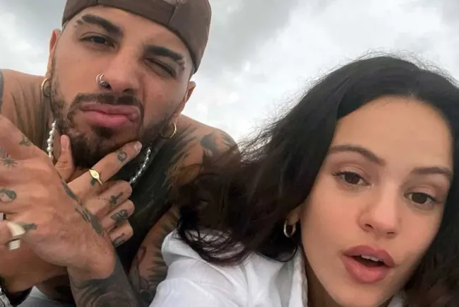 Anuncian su compromiso Rosalía y Rauw Alejandro