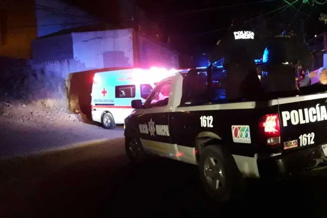 Atropella mujer a hombre de la tercera edad; se hizo cargo de los daños