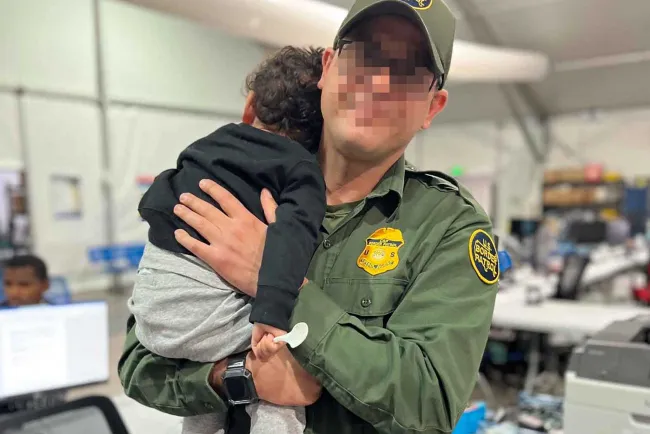 Abandona ‘pollero’ a niño en frontera entre Sonora y Arizona