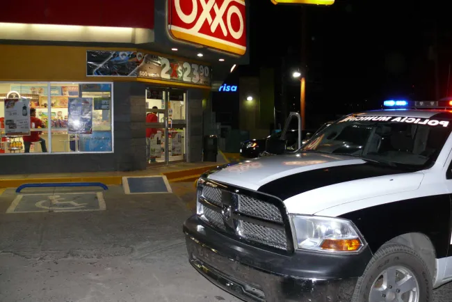 Se lleva ladrón 8 mil pesos de tienda de servicio