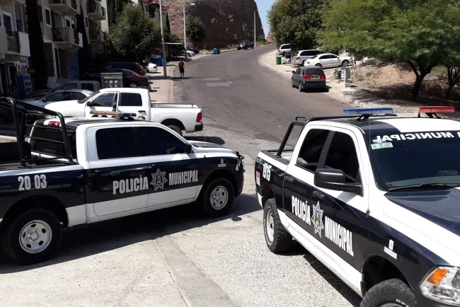 Denuncian daños en viviendas y vehículos en colonia San Carlos