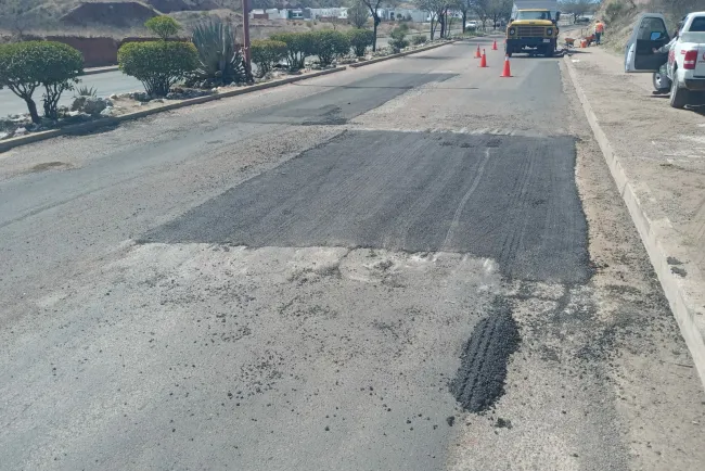 Continúa campaña de bacheo con asfalto en frío