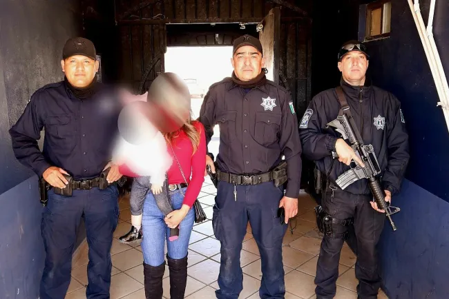 Rescatan a mujer e hija de violento robo