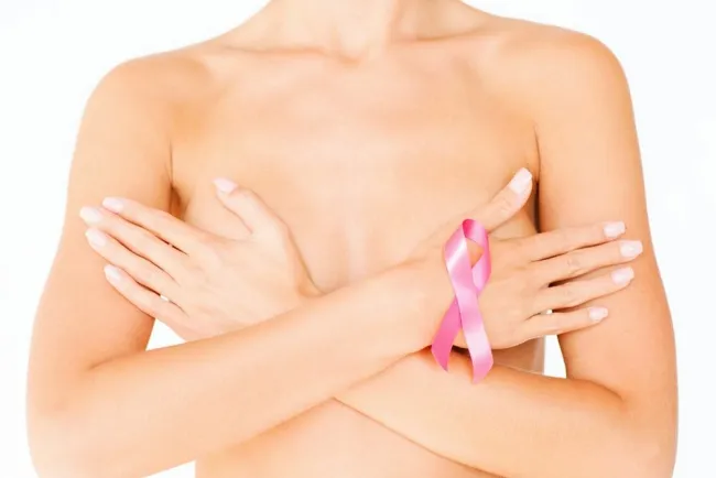 Proponen se contemple la reconstrucción mamaria