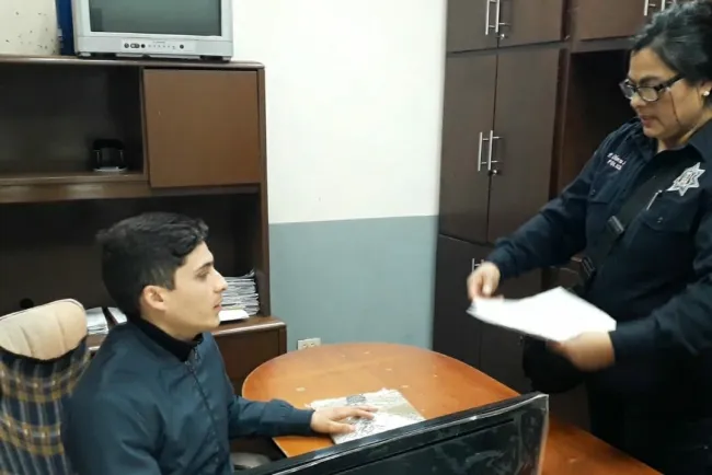 Capacitan constantemente a jueces y policías