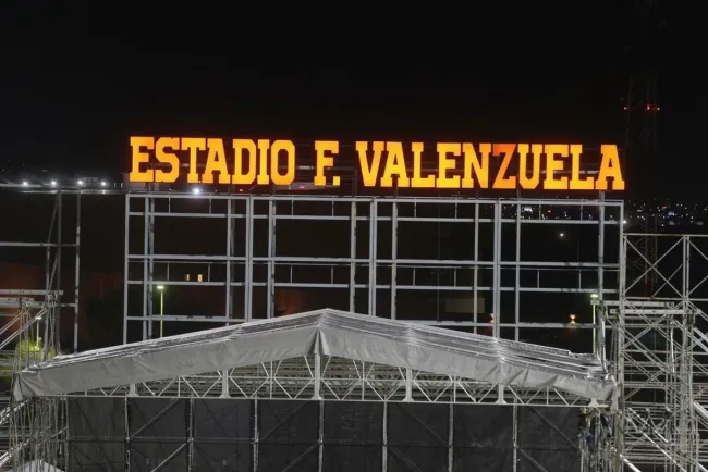 Corregirán letrero en el estadio Fernando Valenzuela