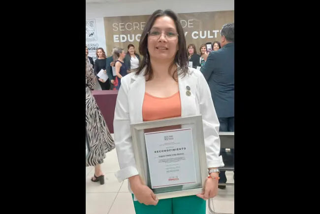 Galardonan a arquitecta Odette Uribe como Profesionista del Año