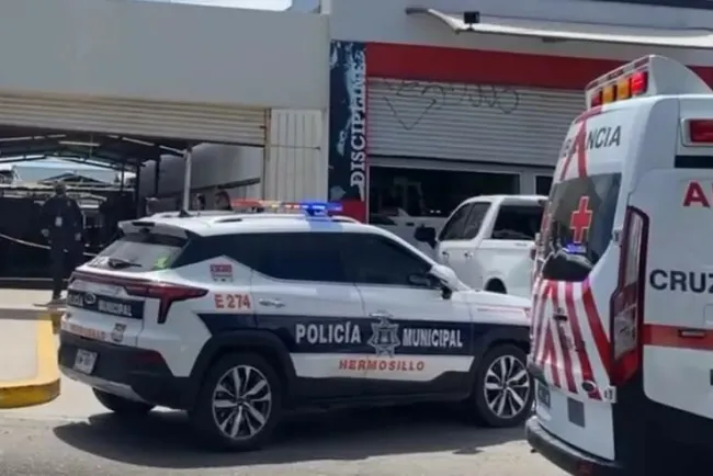 Hombre priva de la vida a su expareja y novio en tianguis, después se suicida