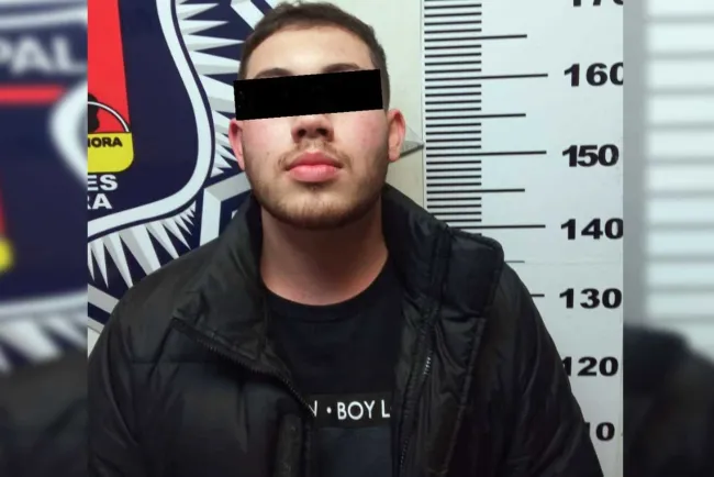 Conductor ebrio se estrella contra barandal; fue detenido