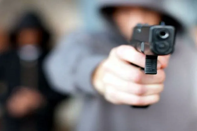 Asaltan pizzería a mano armada; se llevan más de 30 mp