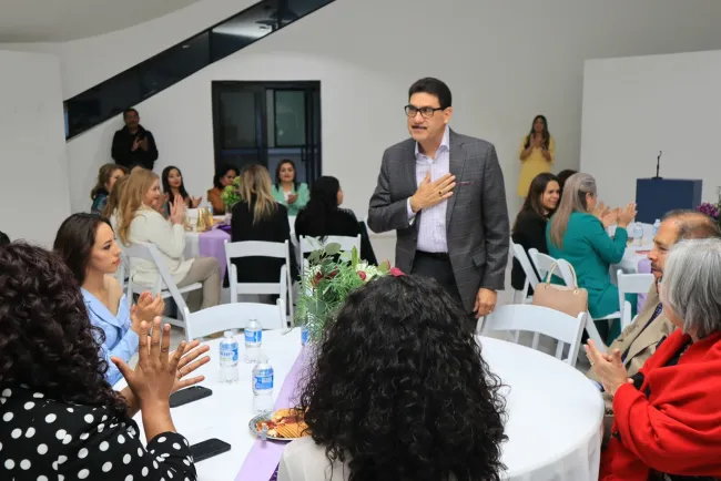 Reconoce Alcalde labor altruista de las mujeres en esta frontera