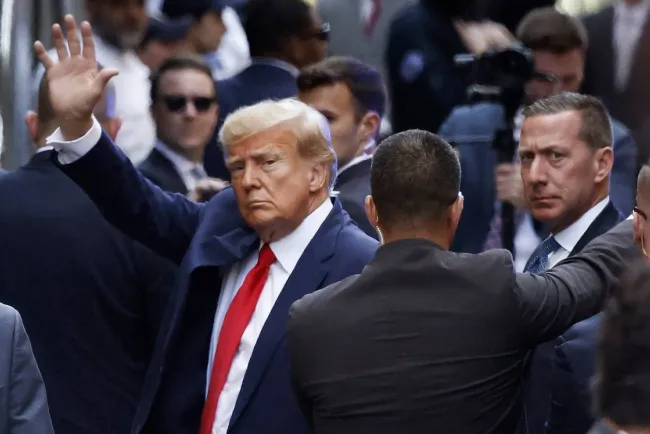 Comparece Donald Trump ante corte de Nueva York