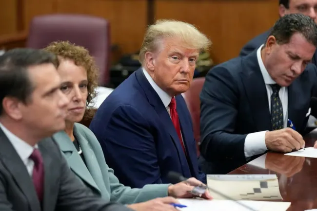 Termina Donald Trump arrestado tras entregarse a tribunal de Manhattan