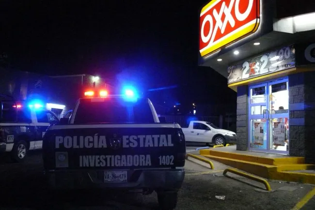 Denuncian robo con violencia en una tienda Oxxo