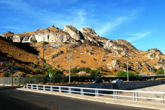 Gobierno busca comprar cerro de la cementera para incorporarlo a La Sauceda