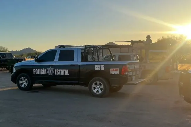 Abandonan armas y vehículos tras persecución en Caborca