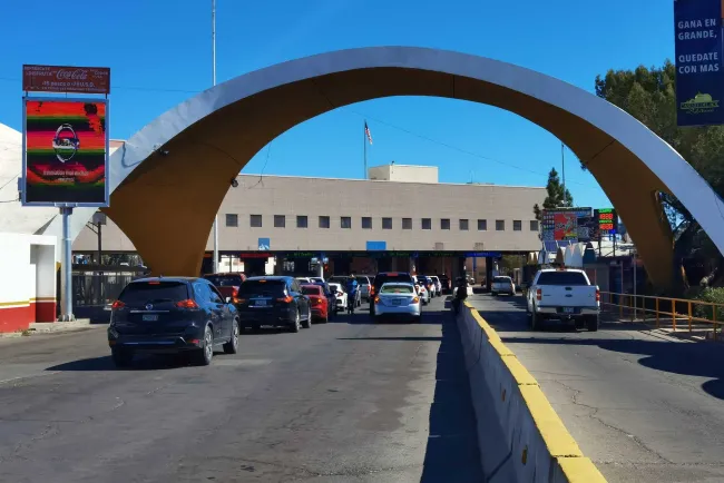 Bajan filas para cruzar a EU en ‘Días Santos’