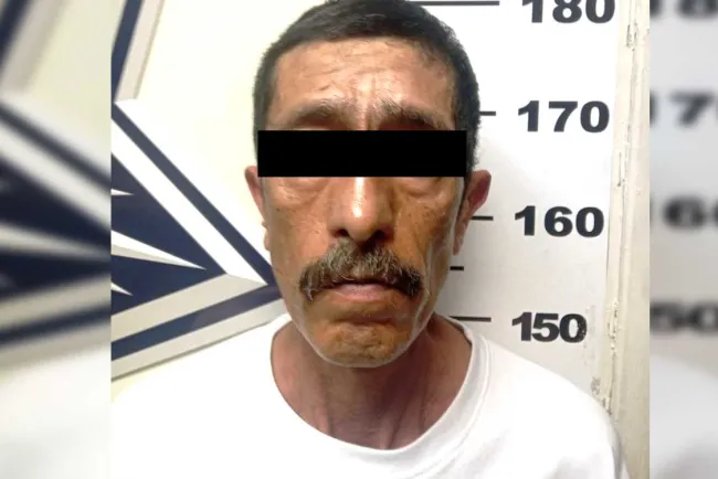 Impacta taxista su vehículo contra otro y atropella a persona