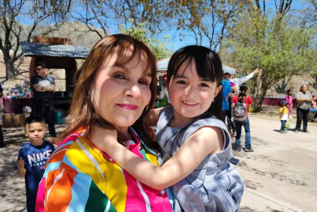 Convive primera dama y Alcalde con niños el domingo de Pascua