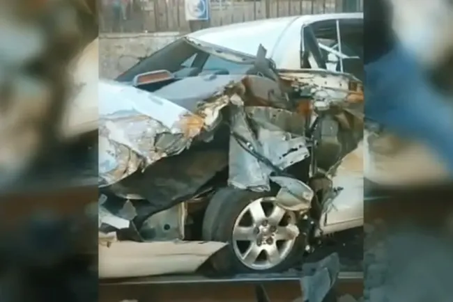 Impacta “mole de hierro” a automóvil