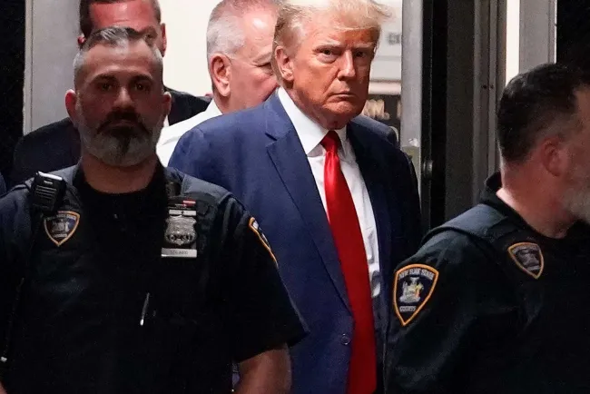 Vuelve Donald Trump a comparecer ante justicia de NY