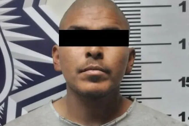 Intenta ladrón quitar armas a policías tras persecución