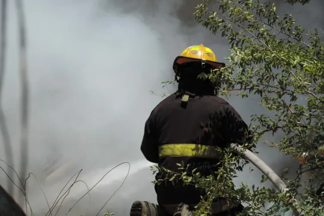 Incendio en taller afecta tres vehículos